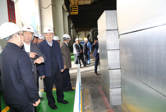 河南省企業(yè)聯(lián)合會、企業(yè)家協(xié)會會長梁鐵山一行到萬基控股集團調(diào)研指導(dǎo)工作